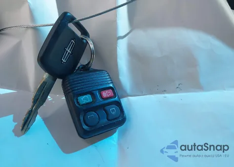 2010 Lincoln Town Car Signature Limited from USA, damaged, VIN 2LNBL8CV0AX626426